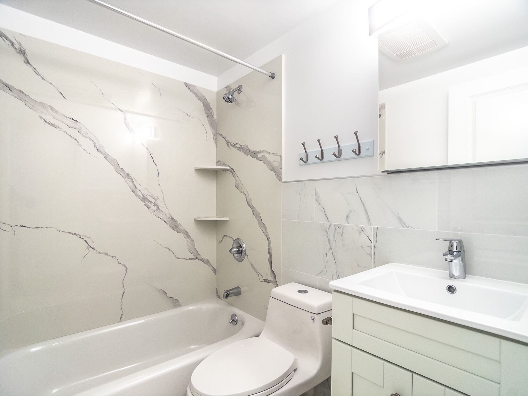 Full bathroom - 38 Miriam St