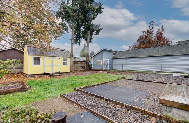 Building Photo - Charming 1+bd, 1ba Bungalow w/ Renovated Attic