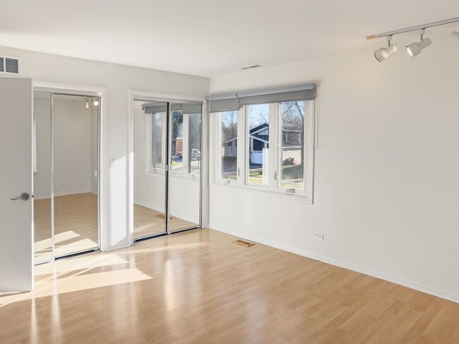 Building Photo - 3320 Lakewood Ct