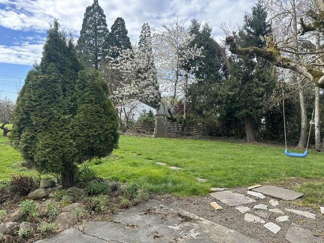 Building Photo - 795 E College St