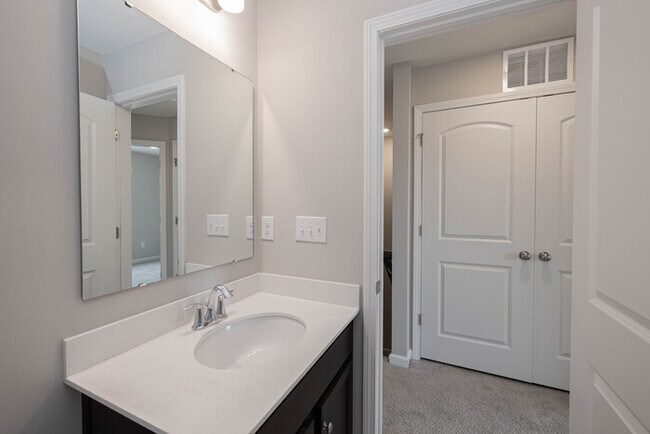 Building Photo - BEAUTIFUL 3BD/2.5BTH Townhome - MALLARD CREEK