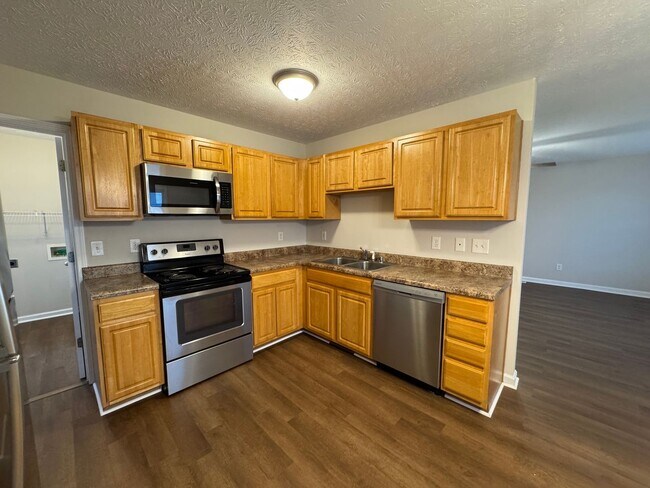 Building Photo - Spacious 3 bedroom, two bathroom home close to GM, Magna and Industrial Park