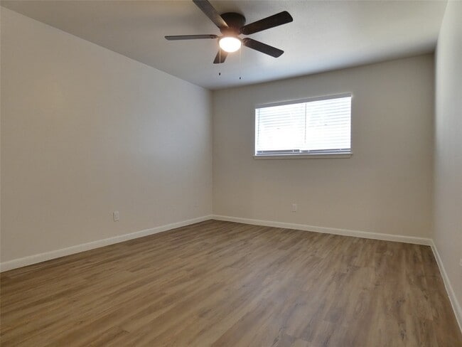 Building Photo - 610 Golfview Dr