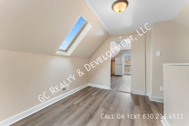 Building Photo - 1726 N Sawyer Ave