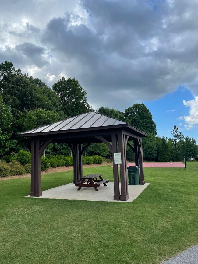 Building Photo - Spacious 3 Bed, 3.5 Bath Townhome in Desirable & Convenient Highland Creek Community!