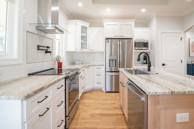 Building Photo - PREMIERE FURNISHED OFF-SEASON SHORT TERM RENTAL!