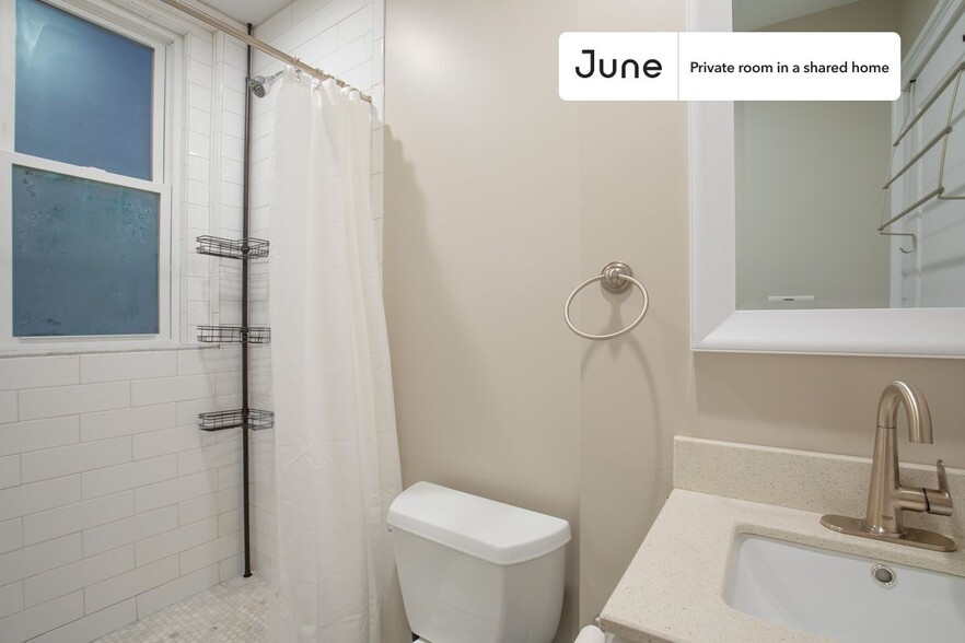Building Photo - Private bedroom in 3 bed/1 bath Home
