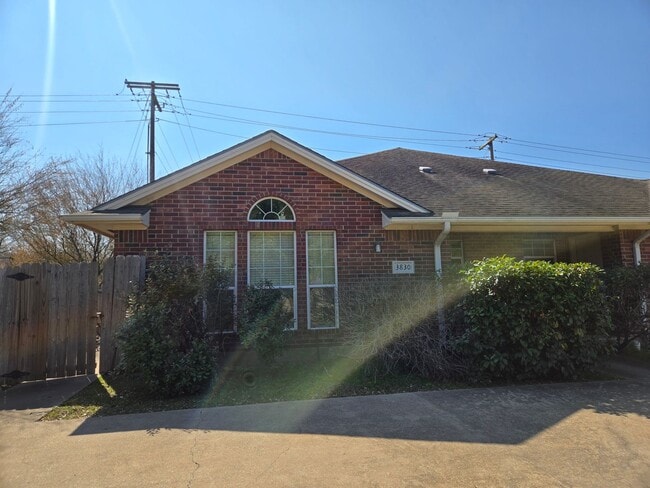 Building Photo - College Station - 3 bedroom / 3 bath - duplex with fenced yard and washer/dryer.