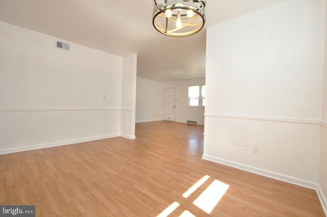 Building Photo - 432 N Coles Ave