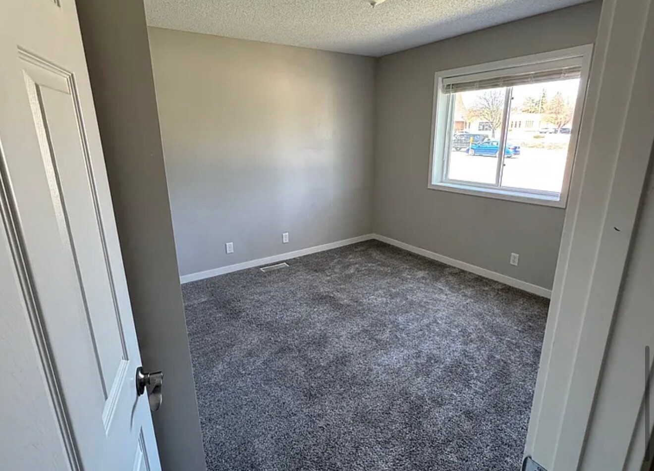 Building Photo - 930 Larpenteur Ave W