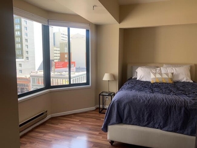 Building Photo - Beautifully Updated and Furnished 1BR Cond...