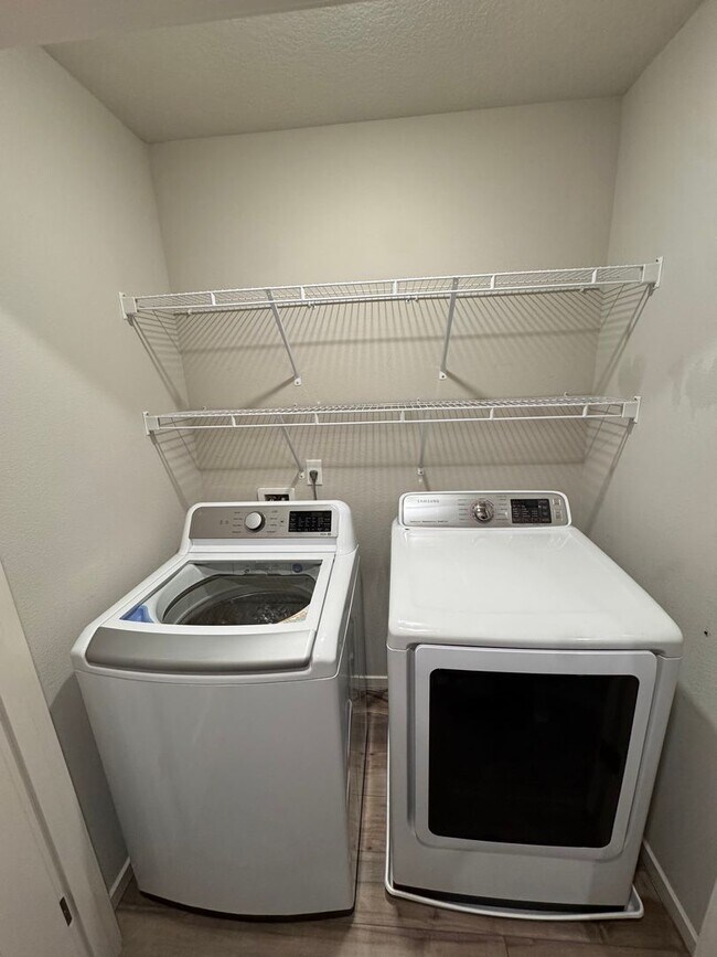 Building Photo - Must See 3 Bedroom with Fenced Yard!