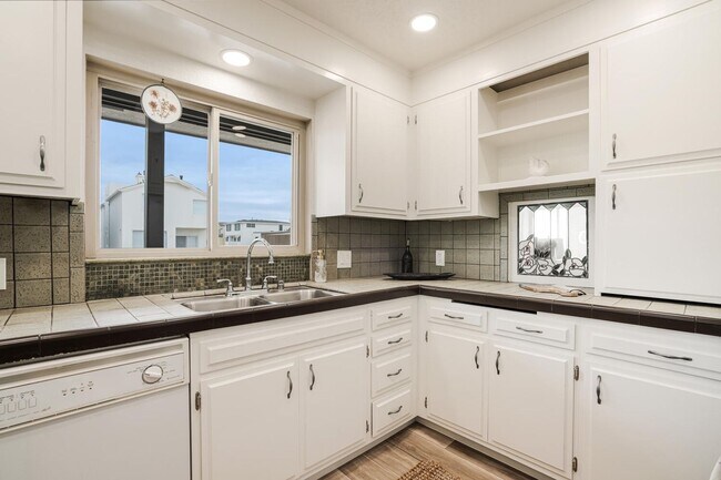 Building Photo - Oxnard Hollywood Beach Duplex