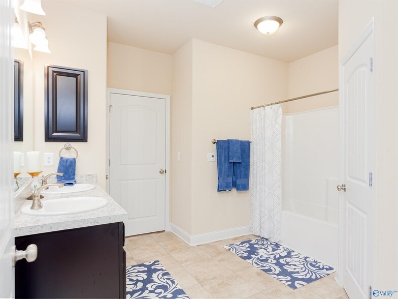 Building Photo - 229 Abercorn Dr