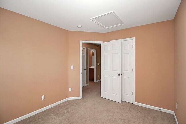 Building Photo - End Unit 3BD/2.5BA Townhome in Mill Creek!