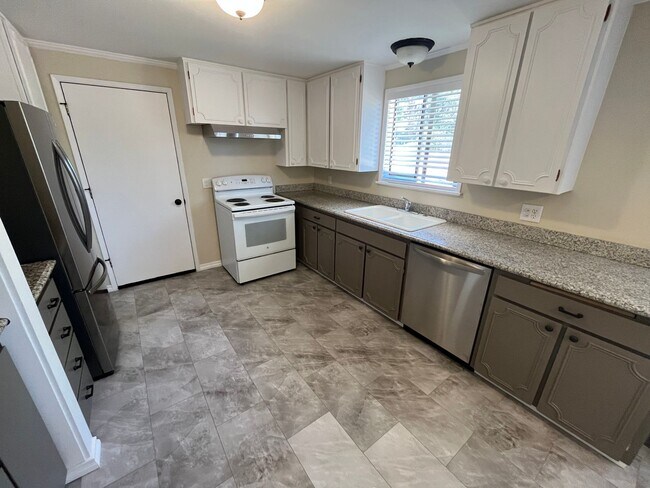 Building Photo - 1302 NE Dempsey Dr