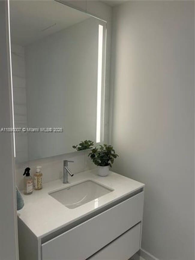 Building Photo - 300 Biscayne Blvd Way