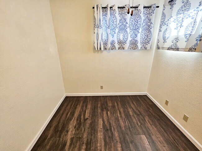 Building Photo - 413 Mt Rainier Pl