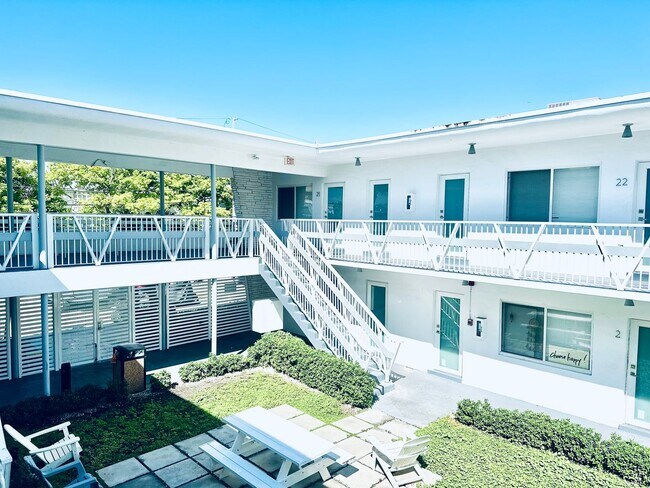 Building Photo - Newly remodeled apartment in the heart of ...