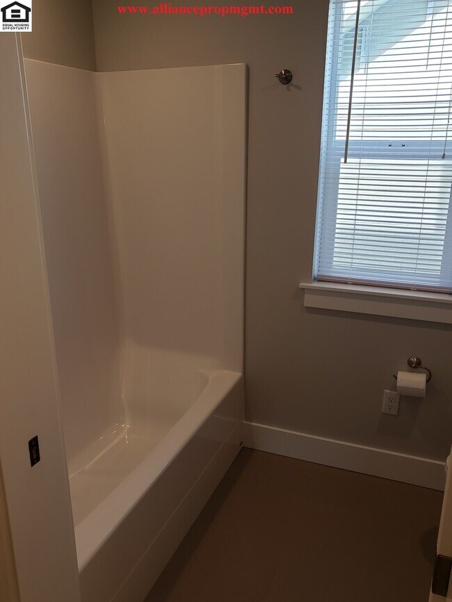 Building Photo - Beautiful Large 4bd/2.5ba 2332sqft home in The Lakes Subdivision