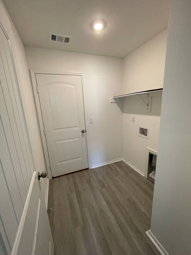 Building Photo - 3 Bedroom, 2 Bathroom Home