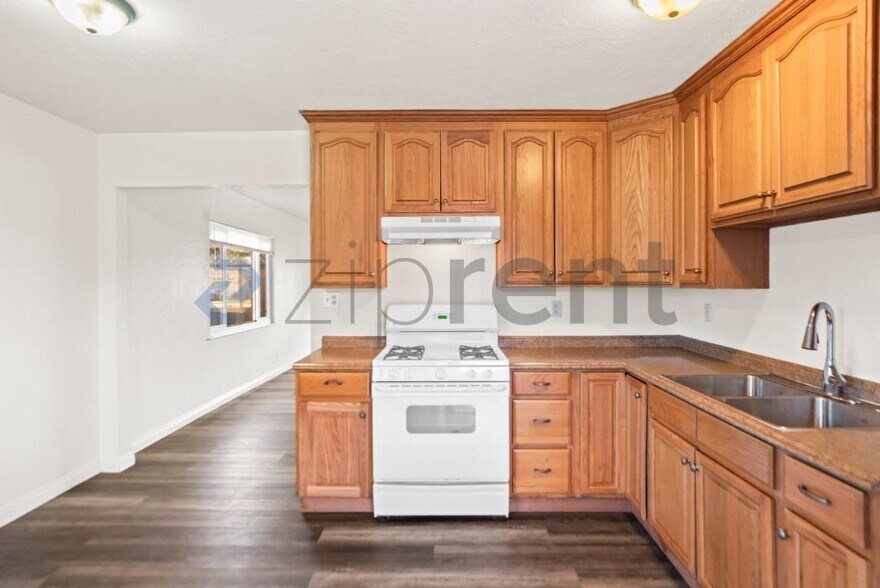 Building Photo - Unit