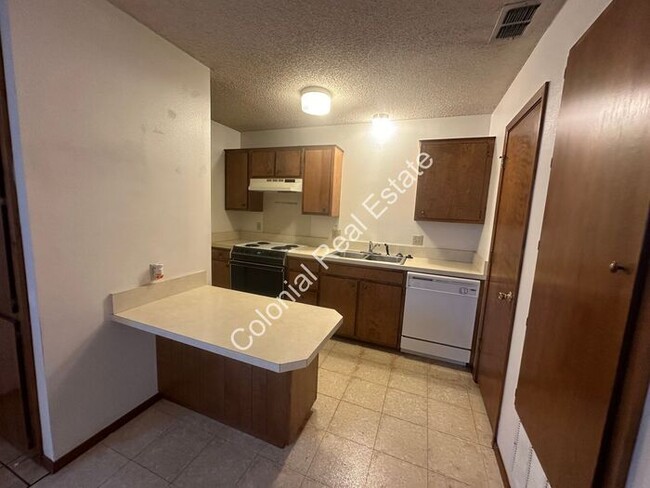 Building Photo - 2 Bedroom/1 Bathroom Apartment