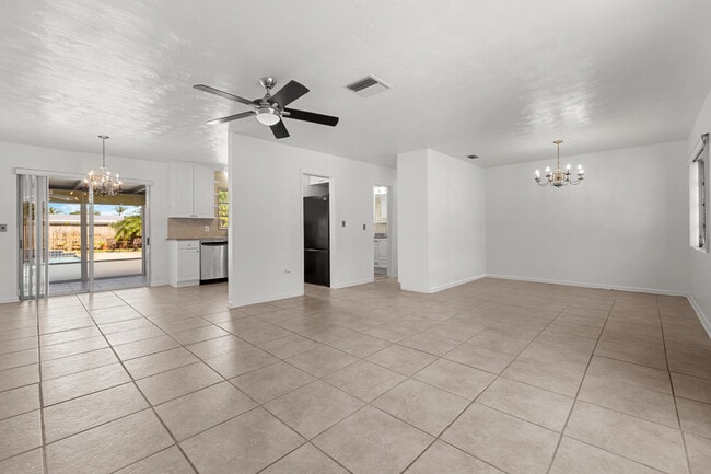 Building Photo - 225 E Ilex Dr