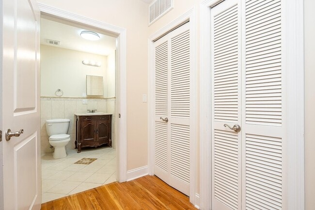 Building Photo - 528 47th St