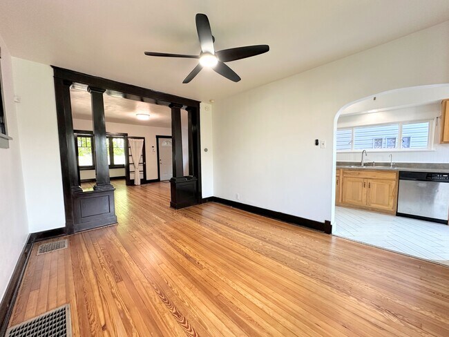 Building Photo - 7104 Schoyer Ave