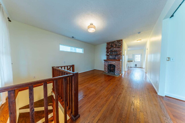 Building Photo - **APPLICATIONS PENDING**  Charming East Nashville Bungalow for Lease!