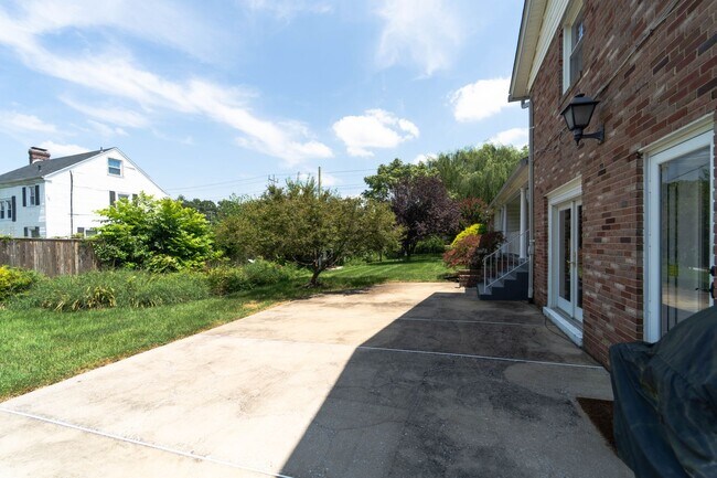 Building Photo - Spacious Split-Level with In-Law Suite & B...