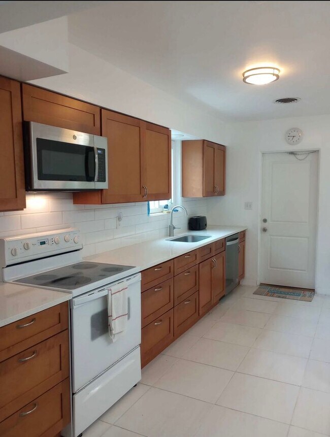 Building Photo - Furnished 3 Bedroom