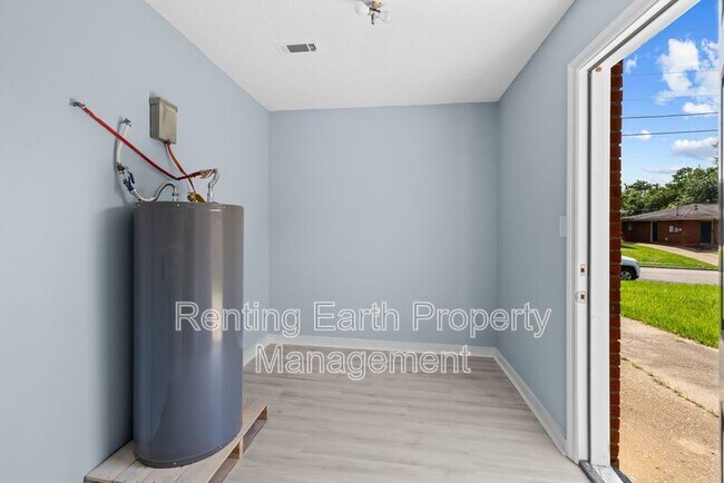Building Photo - 3613 Erwin Dr