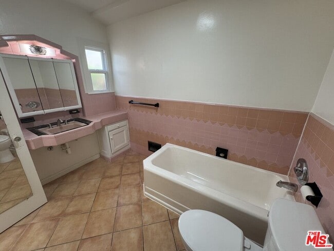 Building Photo - 211 S Arnaz Dr