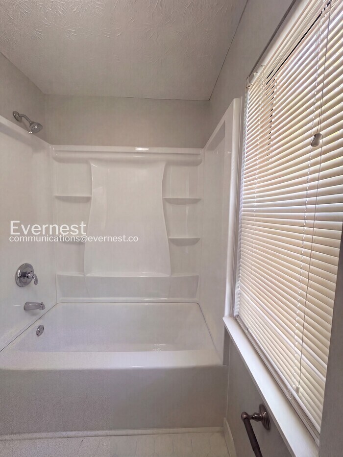 Building Photo - 710 Timbergrove Dr SW