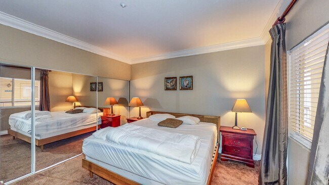 Building Photo - "Chic Las Vegas Condo Oasis: 1-Bedroom Gem with Granite Touch - 530 Sq Ft of Style!"