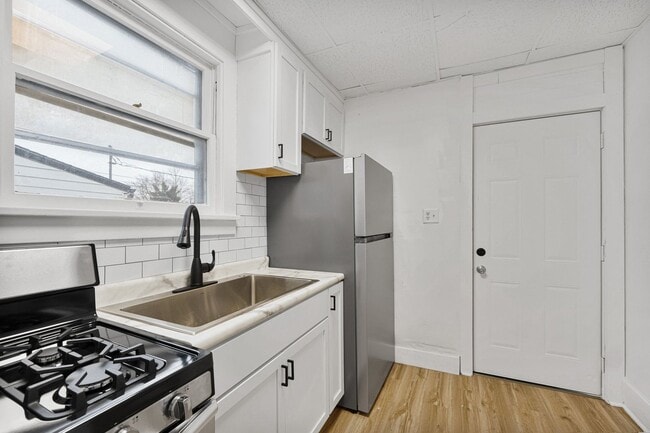 Building Photo - NEW UPDATED 2 BEDROOM HOME!