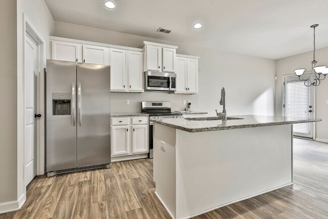 Building Photo - McDonough Home Spacious and Close to Everything!