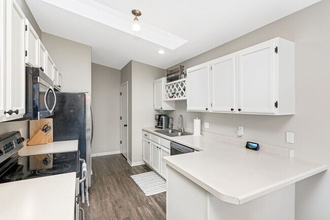 Building Photo - 3 bd, 2 bathroom, 2 car garage two level end unit town home