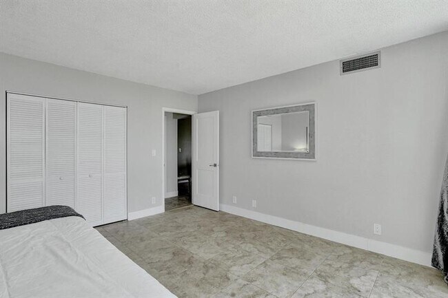 Building Photo - 2715 N Ocean Blvd
