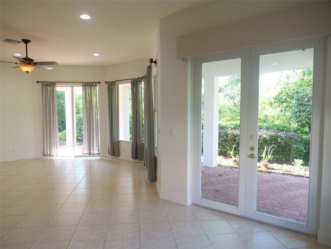 Building Photo - 879 SW Pebble Ln