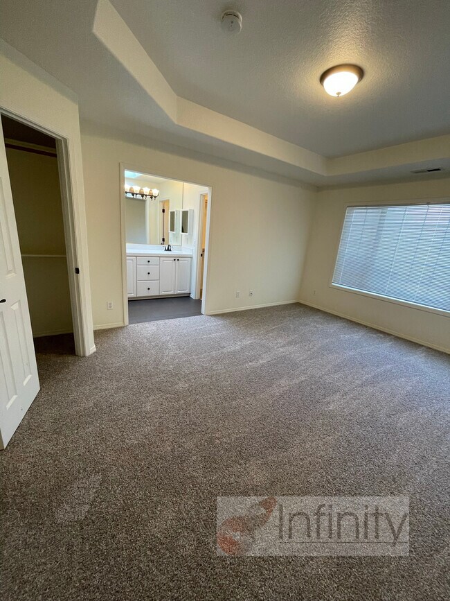Building Photo - 23984 SW Shady Grove Dr