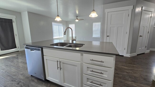 Building Photo - 4933 W Pillar Dr