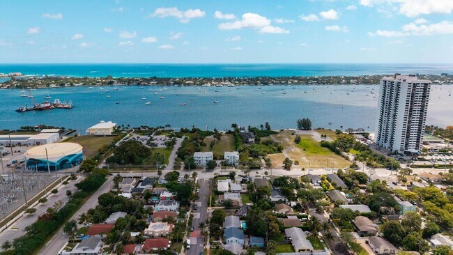 Building Photo - Charming 2-Bed With Backyard Oasis In West Palm Beach!
