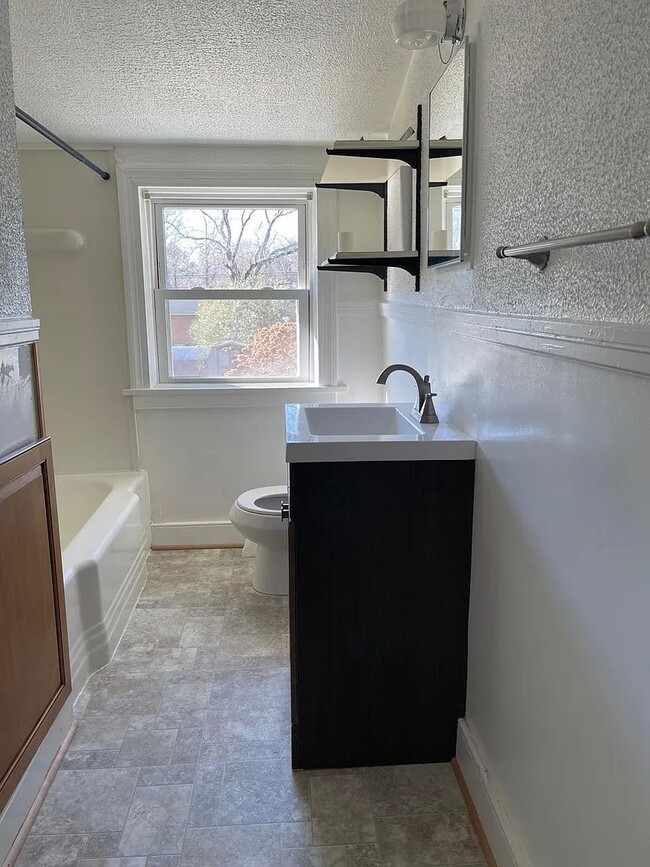 Building Photo - Renovated 3BR / 2BA home near Forest Hill ...