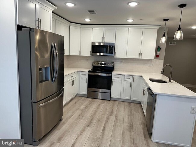 Building Photo - 2408 N Mascher St