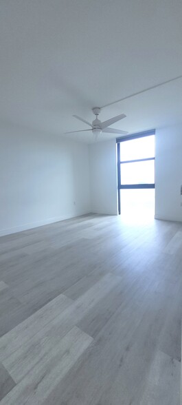Building Photo - 2500 NE 135th St