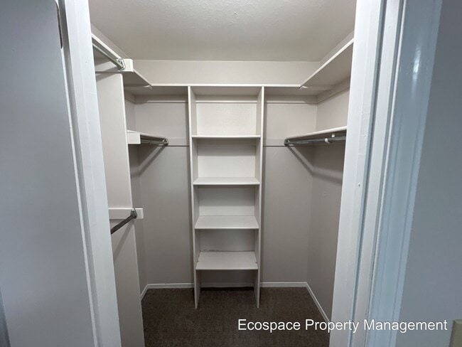 Building Photo - Four Bedroom House in the Smoky Hill neigh...