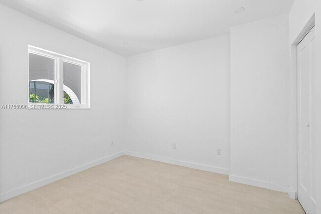 Building Photo - 5661 Pine Tree Dr